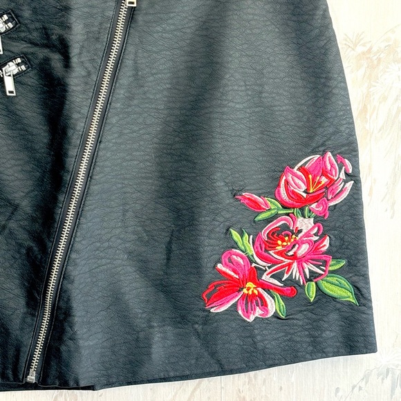 H&M Faux Leather Zipper Mini Skirt w Embroidered Flowers 12 - Picture 5 of 13